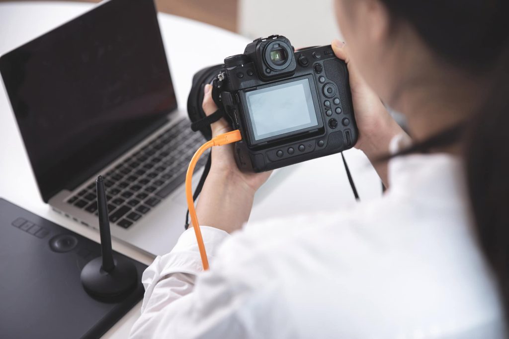 camera tethered with laptop for food photography 